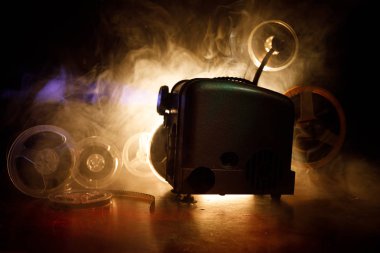 Eski stil film projektör, yakın çekim. Film projektör dramatik aydınlatma ve seçici odak ahşap bir zemin üzerine. Film ve eğlence kavramının