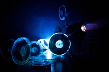 Eski stil film projektör, yakın çekim. Film projektör dramatik aydınlatma ve seçici odak ahşap bir zemin üzerine. Film ve eğlence kavramının