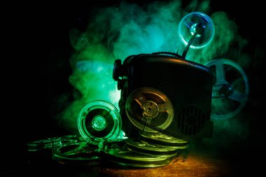 Eski stil film projektör, yakın çekim. Film projektör dramatik aydınlatma ve seçici odak ahşap bir zemin üzerine. Film ve eğlence kavramının