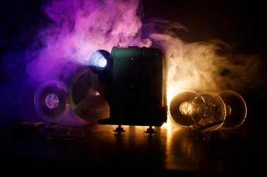 Eski stil film projektör, yakın çekim. Film projektör dramatik aydınlatma ve seçici odak ahşap bir zemin üzerine. Film ve eğlence kavramının