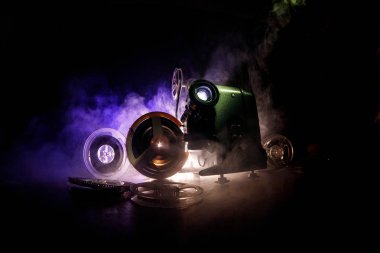 Eski stil film projektör, yakın çekim. Film projektör dramatik aydınlatma ve seçici odak ahşap bir zemin üzerine. Film ve eğlence kavramının