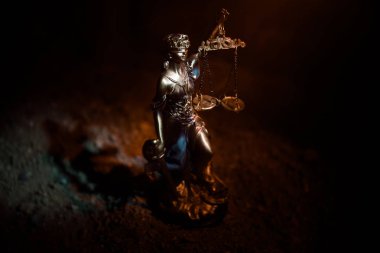 Adalet, adalet veya Justitia heykeli / Justitia bir kara günü adalet tanrıçası Roma fire arka plan
