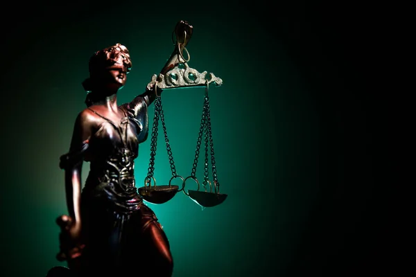 A Estátua da Justiça - Senhora da Justiça ou Iustitia / Justitia a deusa romana da Justiça em um fundo de fogo escuro — Fotografia de Stock