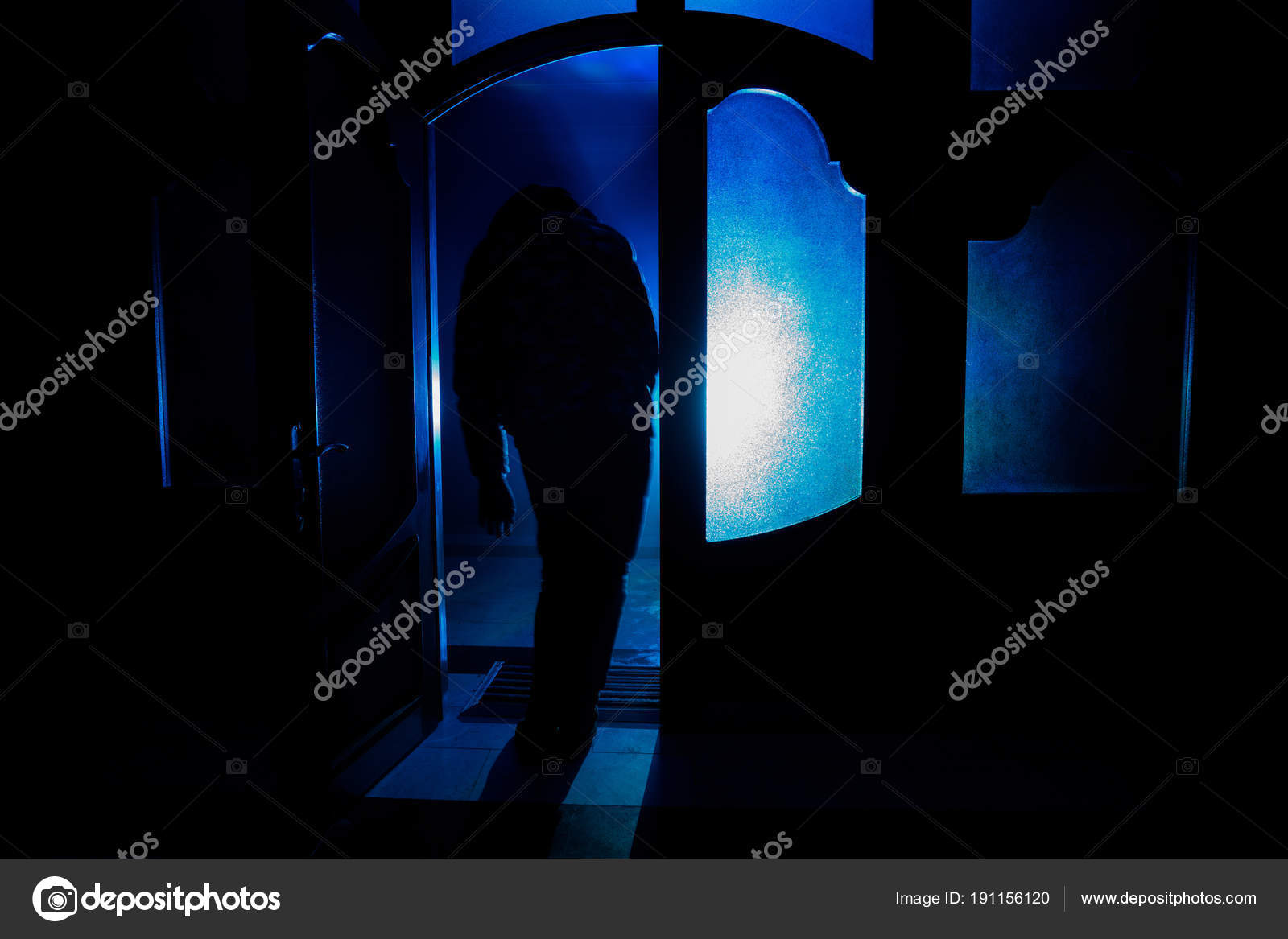 Silhouette Unknown Shadow Figure On Door Foto stock 1906363000