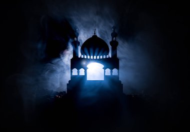 Cami binasında silüeti sisli arka plan tonda. Ramazan Kareem arka plan. Gün batımında Camii. İnsanlar dua. Seçici odak