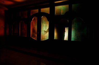 Bir bilinmeyen gölge figürü bir kapı bir kapalı cam kapıdan silüeti. Geceleri bir pencerenin önünde bir insan silüeti. Korkunç sahne Cadılar Bayramı kavramı bulanık silueti