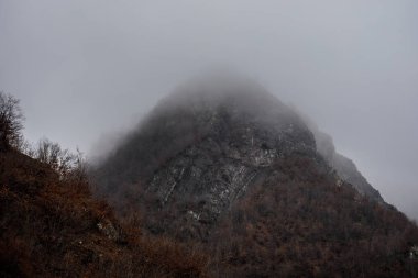 Kar ve kayalar, Azerbaycan, Lahic, büyük Kafkasya ile dağlarda sisli kış manzara Panoraması