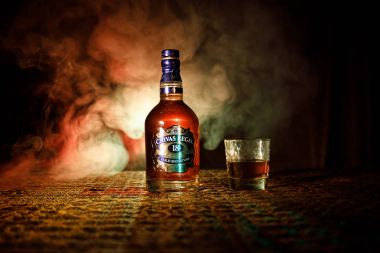 Bakü, Azerbaycan - 25 Mart 2018: üzerinden en az 18 yaşında için olgunlaştı viski harmanlanmış, Chivas Regal 18 altın Keith, İskoçya'da Chivas kardeşler tarafından üretilen harmanlanmış Scotch viski imzadır. Sisli 