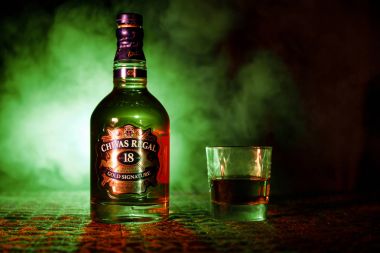 Bakü, Azerbaycan - 25 Mart 2018: üzerinden en az 18 yaşında için olgunlaştı viski harmanlanmış, Chivas Regal 18 altın Keith, İskoçya'da Chivas kardeşler tarafından üretilen harmanlanmış Scotch viski imzadır. Sisli 