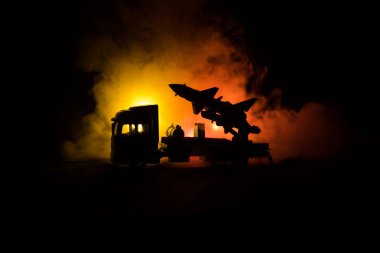 Roket fırlatma yangın bulutlu. Savaş sahnesi ile roket füzeleri savaş başlığı amaçlı kasvetli gökyüzüne ile gece. Roket araç savaş artalan üzerinde.