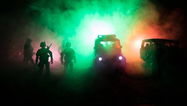 Savaş kavramı. Askeri siluetleri sahne üzerinde savaş sis sky mücadele arka plan, Dünya Savaşı askerler siluetleri bulutlu manzarası, gece aşağıda. Saldırı sahne. Zırhlı araçlar. Savaş tankları.