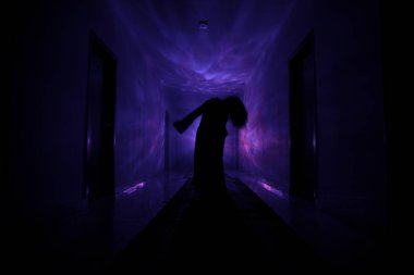 Ürpertici siluet koyu terk edilmiş binada. Kabine kapılar ve ışıkları ile farklı pozlar duran korkunç korku kişi silueti ile karanlık koridor.