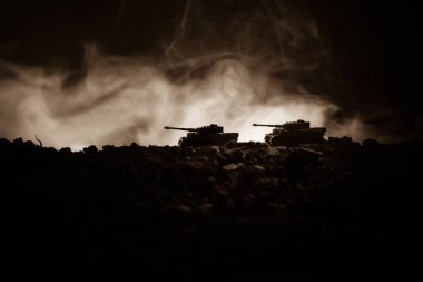 Savaş kavramı. Askeri siluetleri sahne üzerinde savaş sis sky mücadele arka plan, Dünya Savaşı Alman tankları siluetleri bulutlu manzarası, gece aşağıda. Saldırı sahne. Zırhlı araçlar. Savaş tankları. Yakın çekim