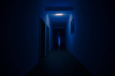 Kabine kapılar ve korkunç korku adam ile farklı pozlar ayakta silüeti ışıklarla karanlık koridor.