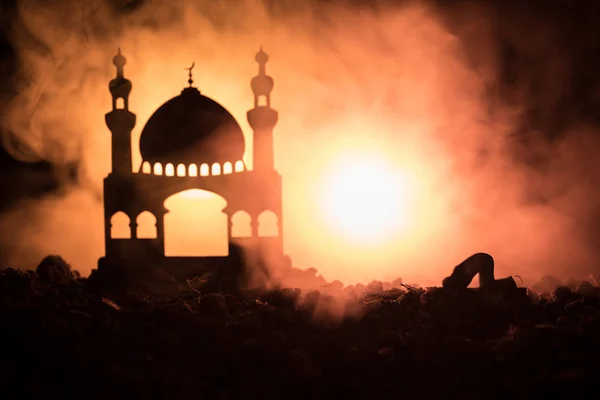 Silhouette of mosque building on toned foggy background. Ramadan Kareem background. Mosque at sunset. Praying people. Selective focus — Stock Photo, Image