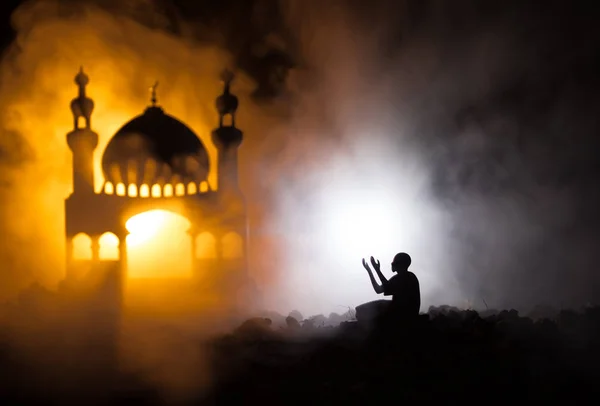モスクのトーンの霧の背景に建築のシルエット。ラマダン カリームの背景。夕暮れのモスク。人々 を祈っています。選択と集中 — ストック写真