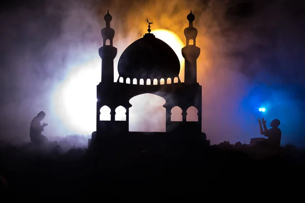 Силует мечеть будівництво на фоні тоновані туманне. Рамадан Карім фону. Мечеть в sunset. Молячись людей. Вибірковий фокус — стокове фото