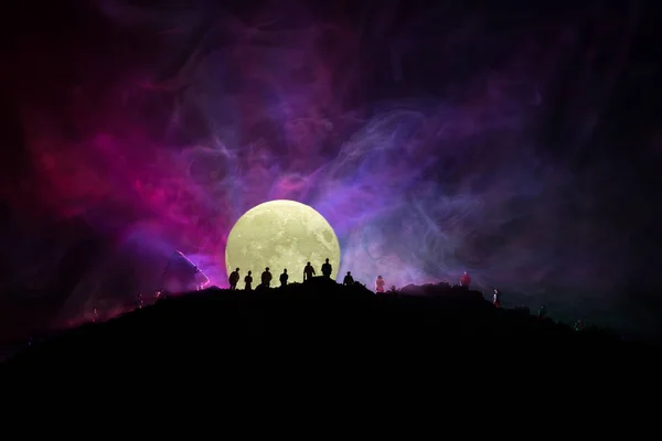 Vue effrayante foule de zombies sur la colline avec ciel nuageux effrayant avec brouillard et pleine lune montante. Groupe de silhouette de zombie marchant sous la pleine lune . — Photo