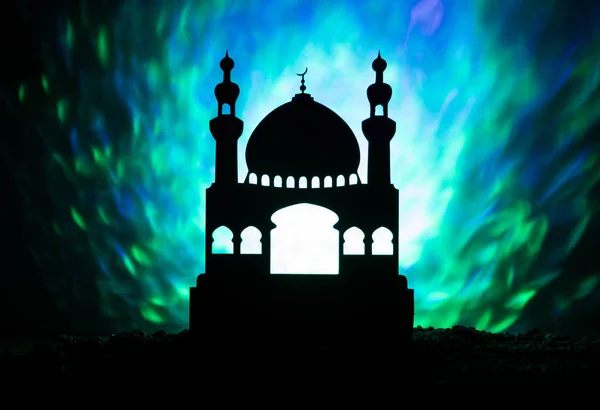 Sziluettjét mecset ködös háttere lett építve. Ramadan Kareem háttér. Mecset a naplementét. — Stock Fotó