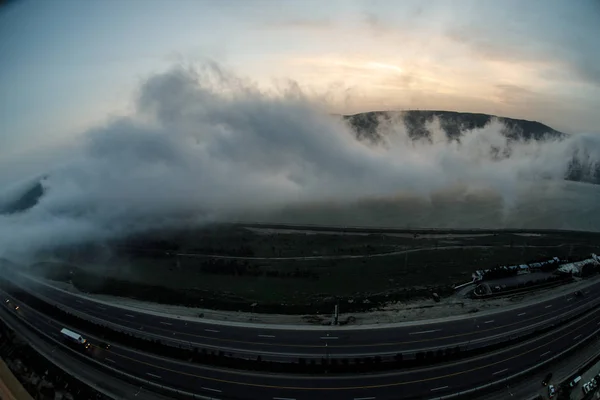 Vackra moln flyger över sjön nära bergen. Kvällen tid sköt över molnen. Baku, Azerbajdzjan — Stockfoto