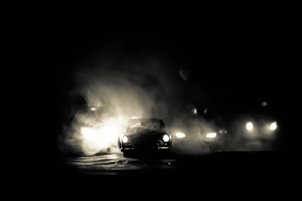 Speelgoed Bmw politie en Toyota Fj Cruiser auto's achter een auto Ford Thunderbird bij nacht met mist achtergrond. Speelgoed decoratie scène op tafel. - 11 Jan 2018, Baku-Azerbeidzjan — Stockfoto