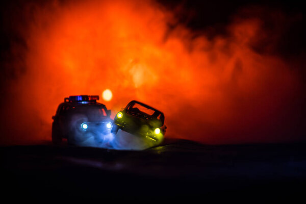 Автомобили Toyota FJ Cruiser ночью гоняются за автомобилем Ford Thunderbird с туманным фоном. Сцена украшения игрушек на столе. - 11 ЯНВАРЯ 2018, БАКУ АЗЕРБАЙДЖАН
