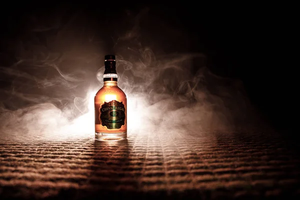 BAKU, AZERBAIJAN - 25 MARS 2018 : Mélangé à partir de whiskies mûris depuis au moins 18 ans, Chivas Regal 18 Gold Signature est un whisky écossais mélangé produit par Chivas Brothers à Keith, en Écosse. Foggy ! — Photo