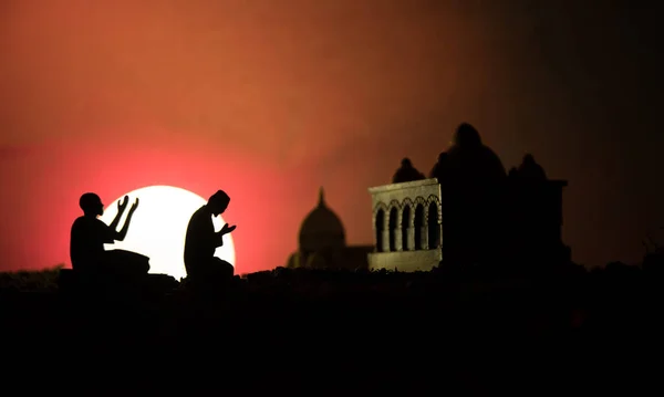 Silhouet van moskee kapitaliseren gestemde mistige achtergrond. Ramadan Kareem achtergrond. Moskee bij zonsondergang. — Stockfoto