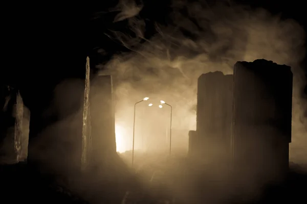 Pusta ulica spalanie miasto, płomienie na ziemi i wybuchy z dymu w oddali. Apokaliptyczny widok miasta downtown jako katastrofa koncepcja plakat filmu. Miasto zniszczone przez wojny. — Zdjęcie stockowe