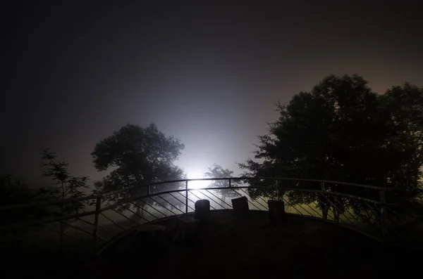 Bela paisagem noturna de grande lua cheia subindo sobre a estrada da montanha com colina e árvores, conceito místico — Fotografia de Stock