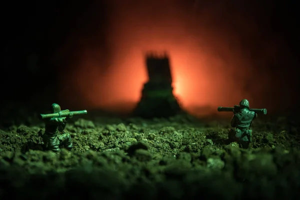 Conceito de Guerra. Silhuetas militares lutando cena no fundo do céu nevoeiro de guerra, Soldados da Guerra Mundial Silhuetas Abaixo Cloudy Skyline À noite. Cena de ataque. Veículos blindados. Batalha de tanques . — Fotografia de Stock