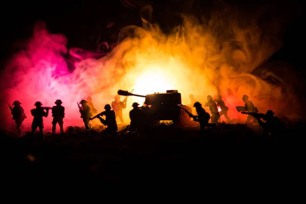 Kriegskonzept. militärische Silhouetten Kampfszene auf Kriegsnebel Himmel Hintergrund, Weltkrieg Soldaten Silhouetten unter bewölkten Skyline in der Nacht. Angriffsszene. Panzerfahrzeuge. Panzerschlacht. — Stockfoto