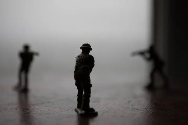 Soldados de juguete en miniatura y tanque a bordo. Primer plano imagen de juguete militar en guerra . — Foto de Stock