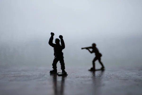 Soldados de juguete en miniatura y tanque a bordo. Primer plano imagen de juguete militar en guerra . — Foto de Stock