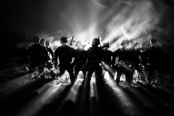 Концепция войны. Военные силуэты боевой сцены на фоне тумана на фоне неба войны, силуэты солдат мировой войны под облачным горизонтом ночью. Сцена нападения. Бронетехника. Танки
.