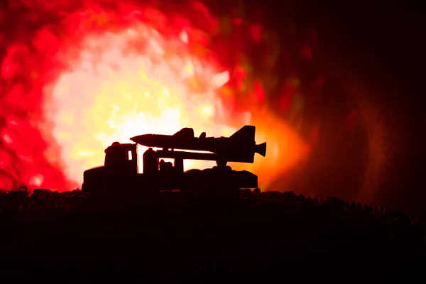 Raketuppskjutning med eld moln. Slaget vid scen med raket missiler med Warhead syftar till dyster Sky på natten. Raket fordon på kriget Backgound. — Stockfoto