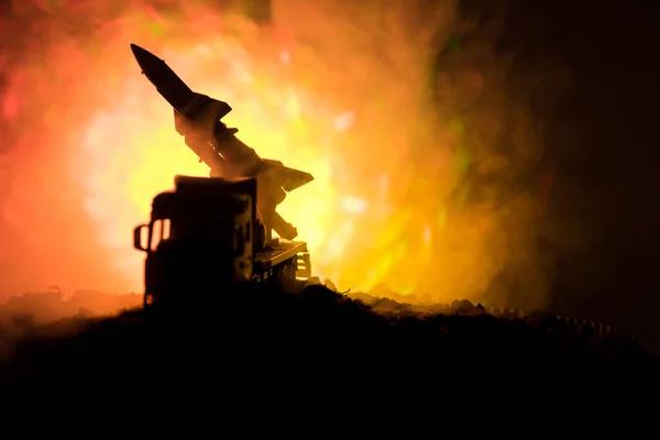 Raketenstart mit Feuerwolken. Kampfszene mit Raketen mit Sprengkopf, die nachts in den düsteren Himmel zielen. Raketenfahrzeug auf Kriegsrückstand. — Stockfoto