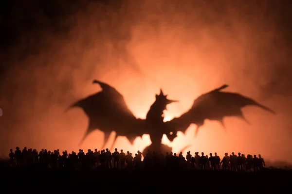 La silueta borrosa del monstruo gigante prepara a la multitud de ataque durante la noche. Enfoque selectivo. Decoración —  Fotos de Stock
