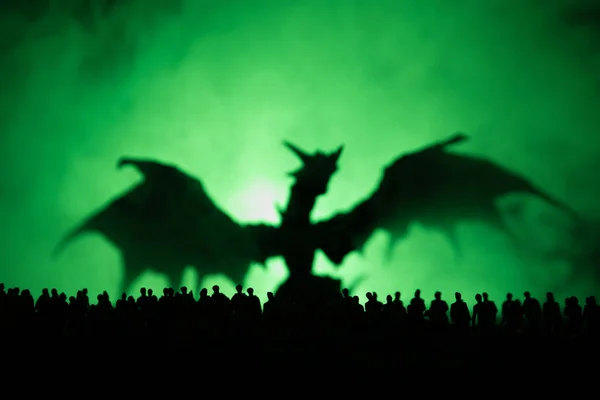 Die verschwommene Silhouette eines riesigen Monsters bereitet den Angriff auf die Menschenmenge in der Nacht vor. Selektiver Fokus. Dekoration — Stockfoto