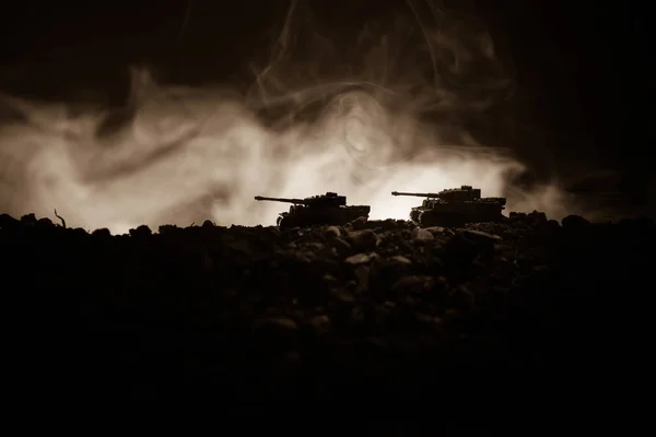 Savaş kavramı. Askeri siluetleri sahne üzerinde savaş sis sky mücadele arka plan, Dünya Savaşı Alman tankları siluetleri bulutlu manzarası, gece aşağıda. Saldırı sahne. Zırhlı araçlar. Savaş tankları. Yakın çekim — Stok fotoğraf