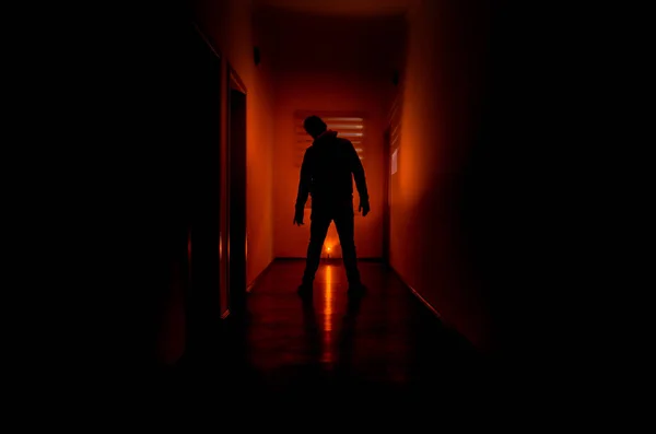 Donkere gang met kabinetsdeuren en verlichting met silhouet van spooky horror man die met verschillende poses. — Stockfoto