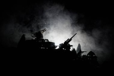 Savaş kavramı. Askeri siluetleri sahne üzerinde savaş sis sky mücadele arka plan, Dünya Savaşı askerler siluetleri bulutlu manzarası, gece aşağıda. Saldırı sahne. Seçici odak tanklar savaş. Dekorasyon