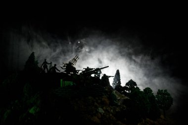 Savaş kavramı. Askeri siluetleri sahne üzerinde savaş sis sky mücadele arka plan, Dünya Savaşı askerler siluetleri bulutlu manzarası, gece aşağıda. Saldırı sahne. Seçici odak tanklar savaş. Dekorasyon