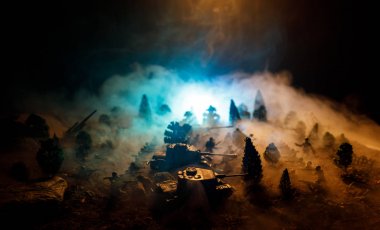 Savaş kavramı. Askeri siluetleri sahne üzerinde savaş sis sky mücadele arka plan, Dünya Savaşı askerler siluetleri bulutlu manzarası, gece aşağıda. Saldırı sahne. Seçici odak tanklar savaş. Dekorasyon