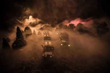 Savaş kavramı. Askeri siluetleri sahne üzerinde savaş sis sky mücadele arka plan, Dünya Savaşı askerler siluetleri bulutlu manzarası, gece aşağıda. Saldırı sahne. Seçici odak tanklar savaş. Dekorasyon