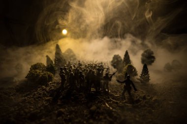 Savaş kavramı. Askeri siluetleri sahne üzerinde savaş sis sky mücadele arka plan, Dünya Savaşı askerler siluetleri bulutlu manzarası, gece aşağıda. Saldırı sahne. Seçici odak tanklar savaş. Dekorasyon