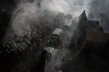 Savaş kavramı. Askeri siluetleri sahne üzerinde savaş sis sky mücadele arka plan, Dünya Savaşı askerler siluetleri bulutlu manzarası, gece aşağıda. Saldırı sahne. Seçici odak tanklar savaş. Dekorasyon