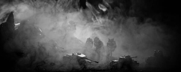 Концепция войны. Военные силуэты боевой сцены на фоне тумана на фоне неба войны, силуэты солдат мировой войны под облачным горизонтом ночью. Сцена нападения. Выборочный фокус Танки бой. Украшение
