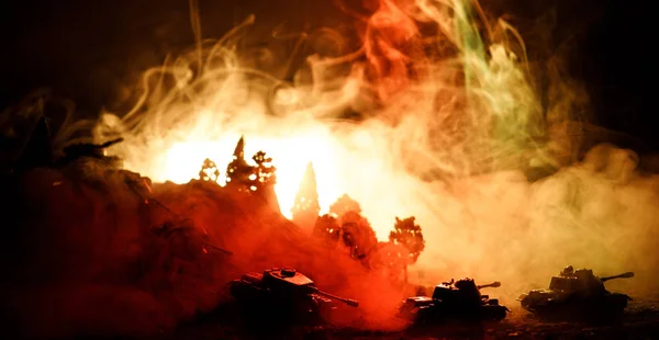 Conceito de Guerra. Silhuetas militares lutando cena no fundo do céu nevoeiro de guerra, Soldados da Guerra Mundial Silhuetas Abaixo Cloudy Skyline À noite. Cena de ataque. Foco seletivo Batalha de tanques. Decoração — Fotografia de Stock