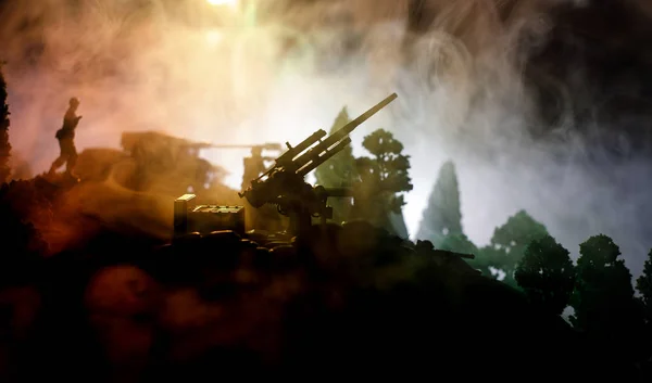 Concepto de guerra. Siluetas militares peleando escena en el fondo del cielo niebla de guerra, Soldados de la Guerra Mundial Siluetas debajo del horizonte nublado Por la noche. Escena de ataque. Enfoque selectivo Batalla de tanques. Decoración — Foto de Stock